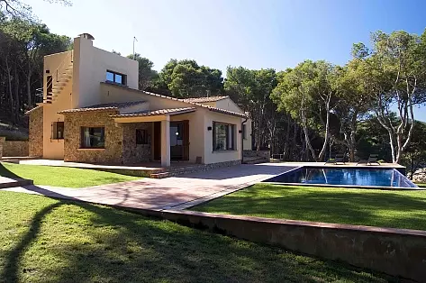 Beautiful villa rental with pool and sea view in Catalonia | ChicVillas