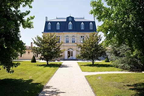 Rent a castle in France near the Bordeaux vineyards