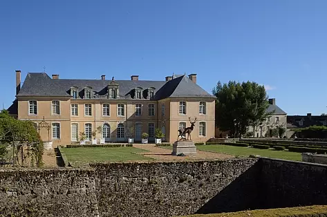 Château Athypique à Louer en Sarthe, Le Château des Trophées | ChicVillas