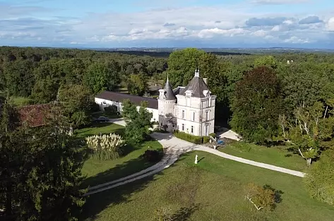 Small castle with heated pool for rent in Perigord-France